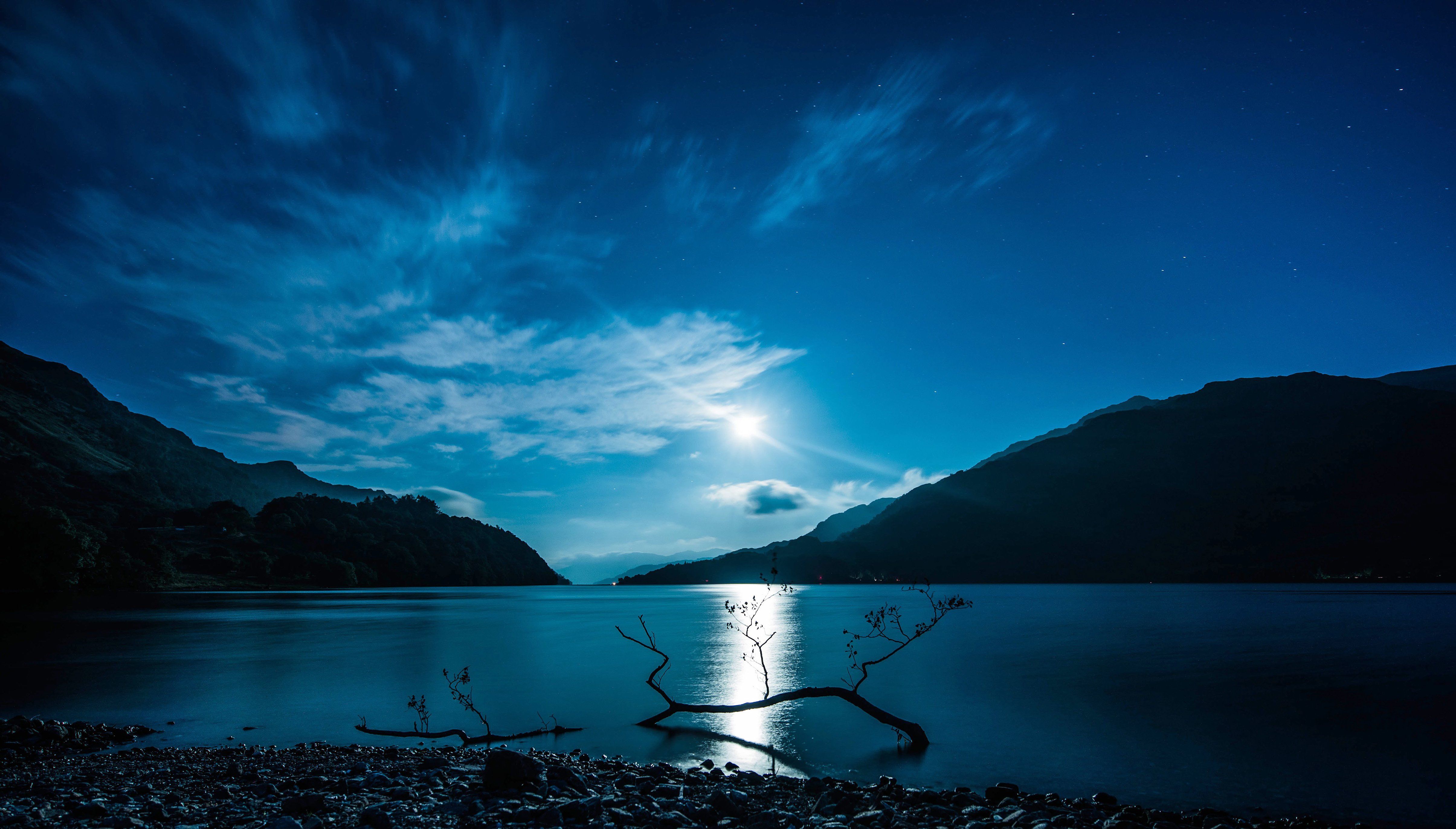 Night lake. Лунный свет над Фирвальдштетским озером. Озеро ночью. Ночной пейзаж. Горы ночью.