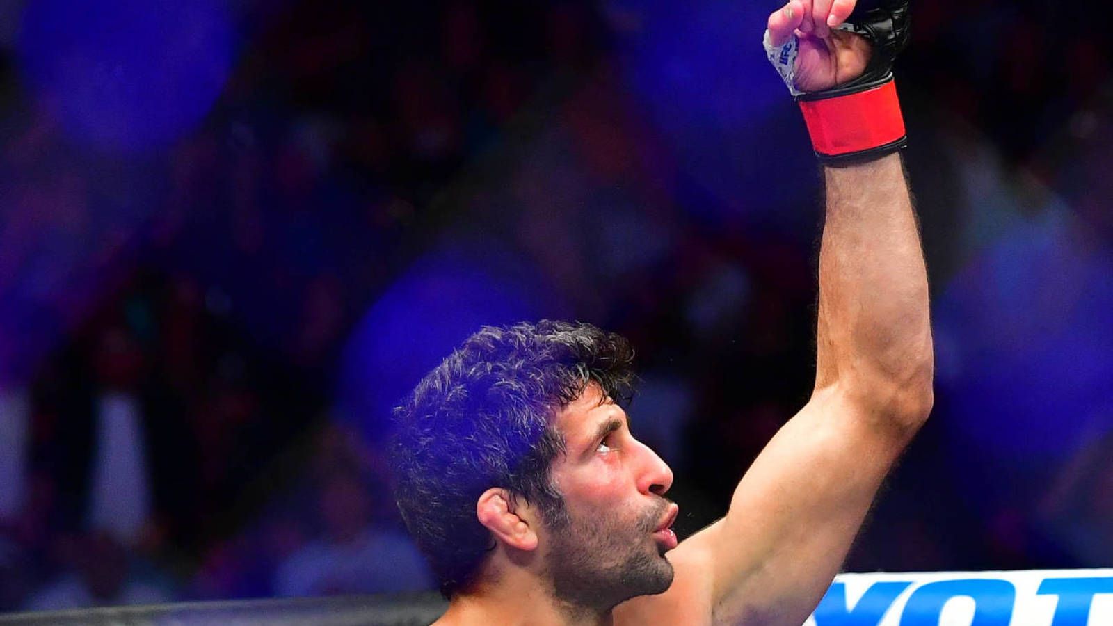 Watch: Beneil Dariush finishes Scott Holtzman with spinning back elbow