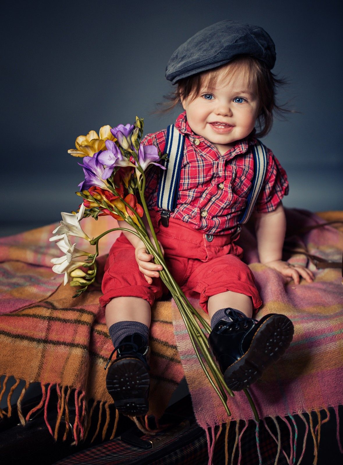 Фотосессия мальчика с цветами
