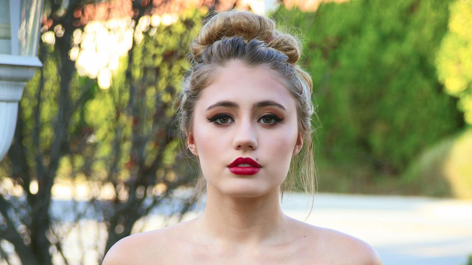 Lia Marie Johnson Blonde Red Lipstick Model Portrait Women Outdoors Hairbun Messy Hairbun Tied Hair Wallpaper:1600x900