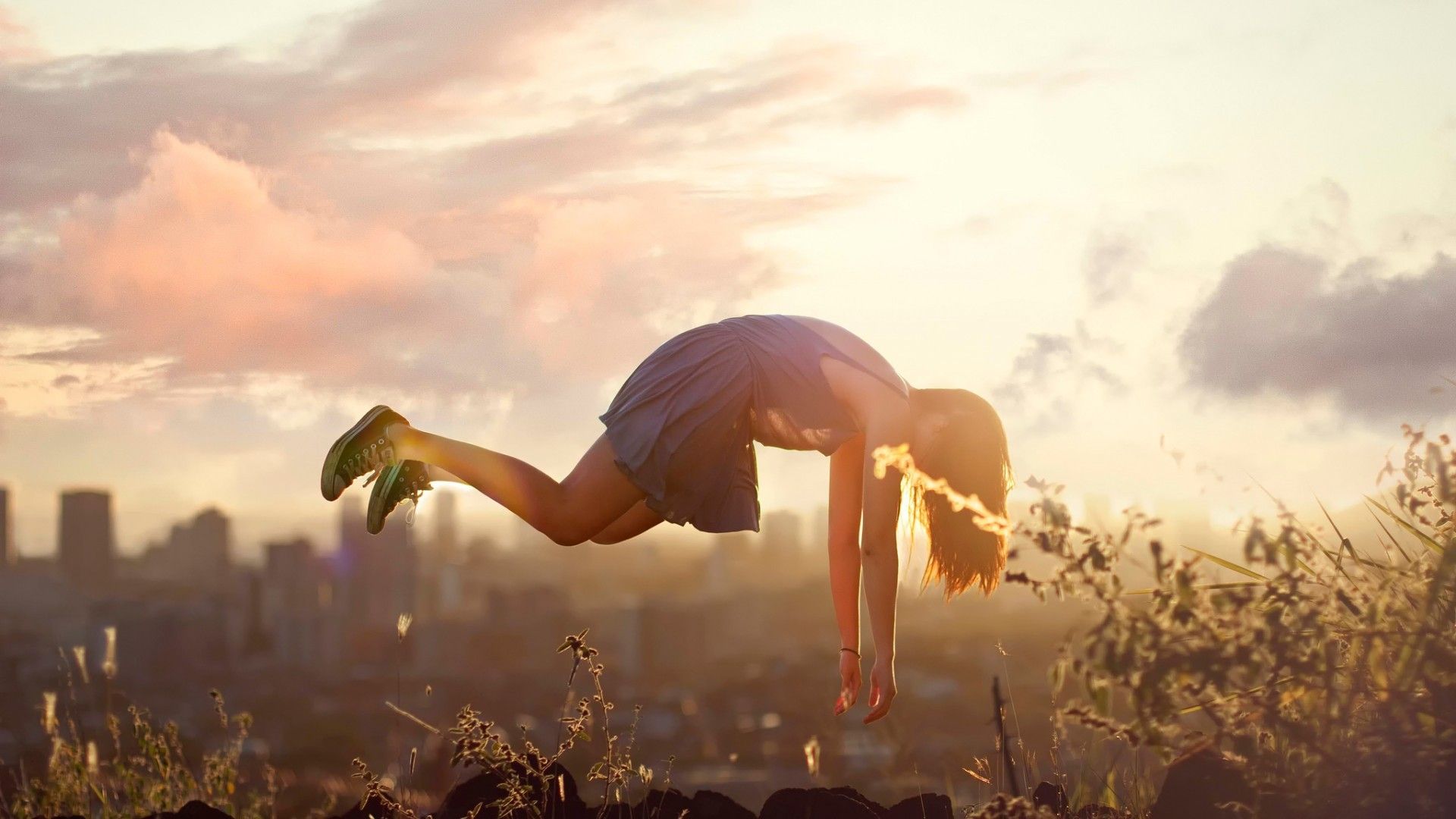 Sunlight Floating Women Blurred Women Outdoors Wallpaper:1920x1080