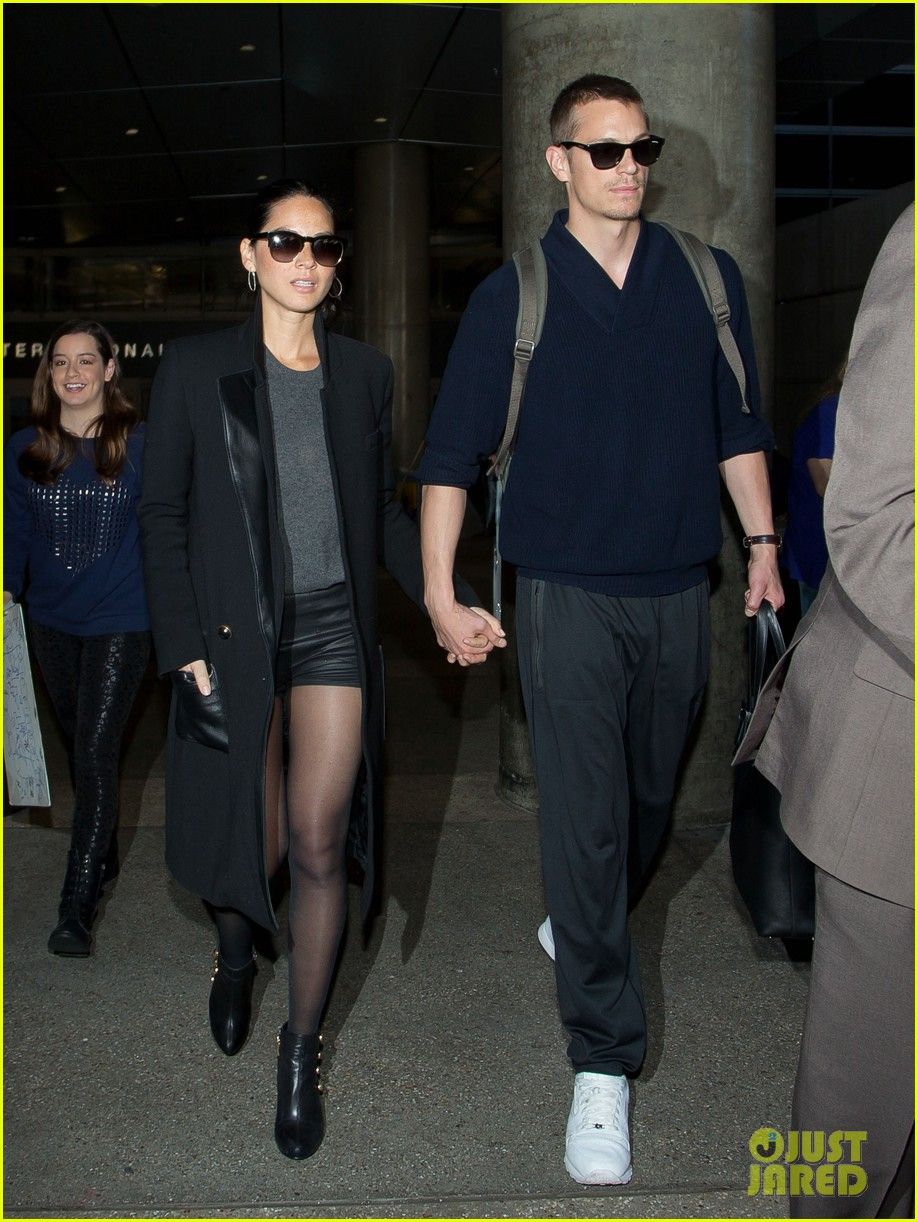 Joel Kinnaman Sneaks in a Kiss with Olivia Munn at LAX Airport: Photo 3050442. Joel Kinnaman, Olivia Munn Picture