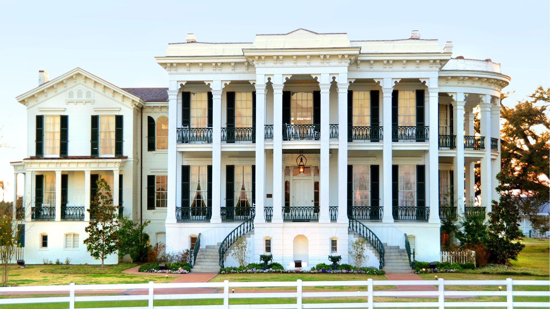 Louisiana&Iacute;s Largest Remaining Antebellum Mansion Sold to Hotel Developer
