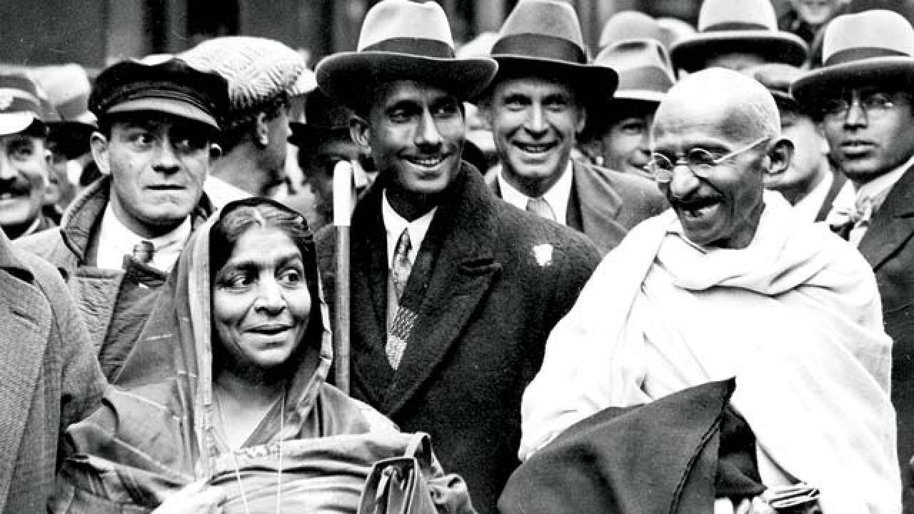 Mahatma Gandhi at Boulogne station with Sarojini Naidu, on the way to England. Mahatma gandhi photo, Mahatma gandhi, Gandhi