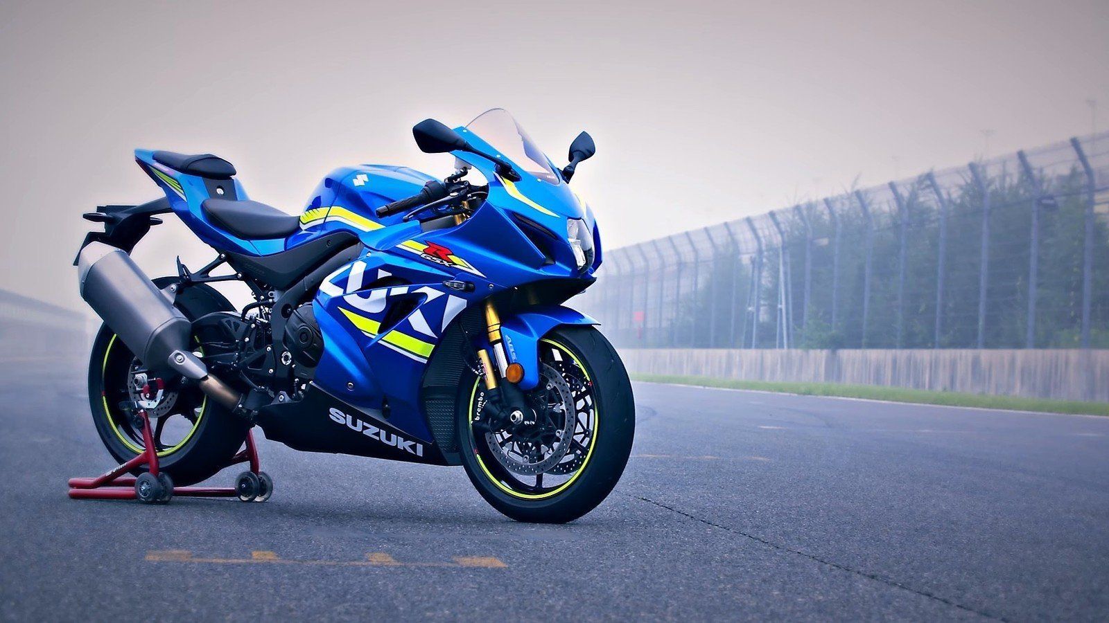 Мотоциклист на Suzuki GSX R