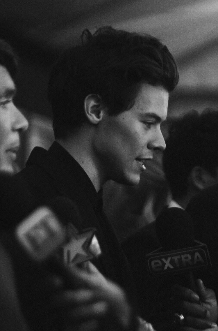 Harry Styles getting interviewed. Black and white aesthetic, White aesthetic, Harry styles wallpaper