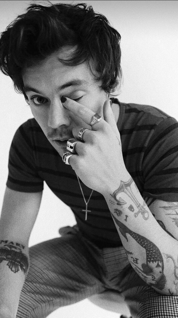 Wallpaper harry styles black and white. Harry styles lockscreen, Harry styles picture, Harry styles hands