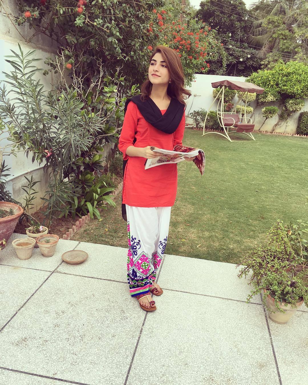 Kinza Hashmi's Feet << wikiFeet