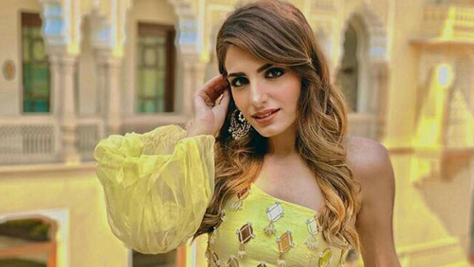 Prakriti Kakar sings her latest number 'Kehndi Haan Kehndi Naa' for her fans. Hindi of India Videos