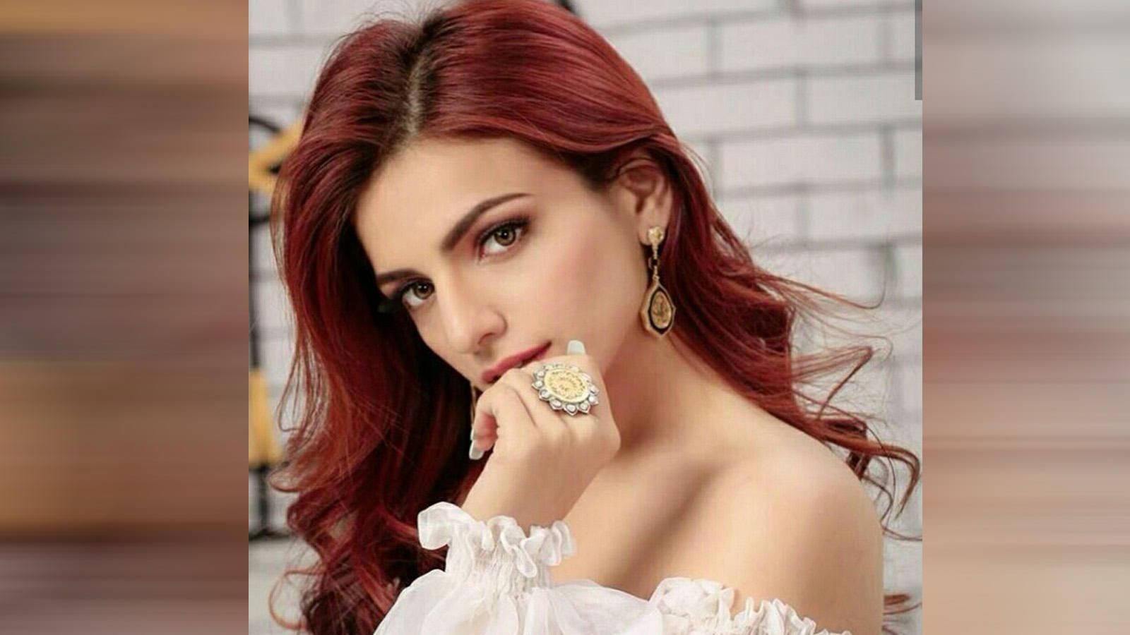 Watch: Sukriti Kakar sings 'Mafiyaan' for her fans and it's soothing. Hindi of India Videos