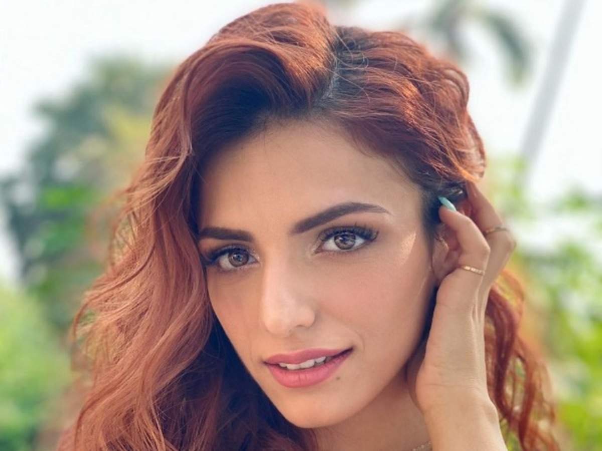Sukriti Kakar: It Is Hard To Believe But Bollywood Singer Sukriti Kakar Sleeps With Her Make Up On. Hindi Movie News Of India