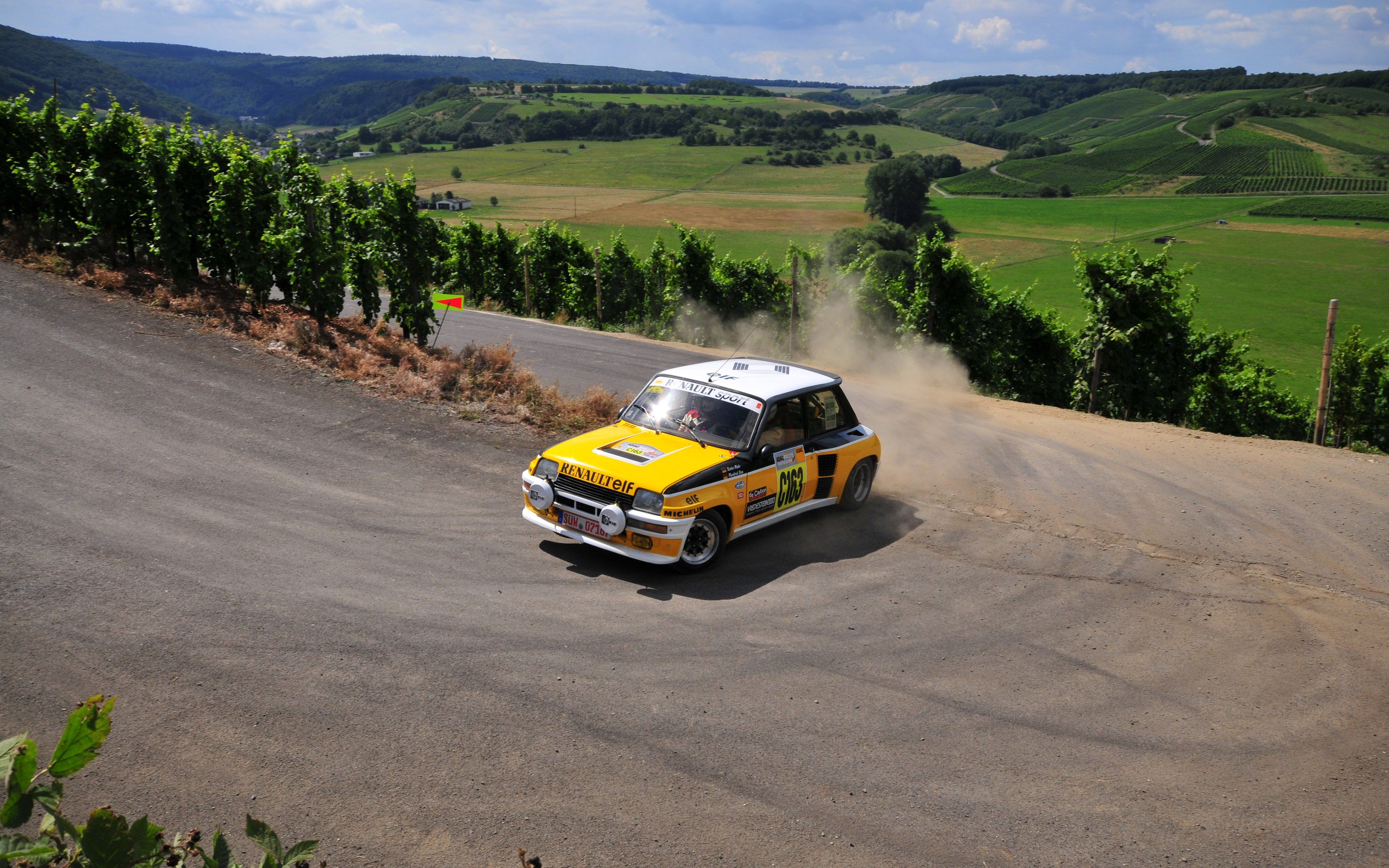 Renault R5 Turbo asphalt rally wallpaperx2400
