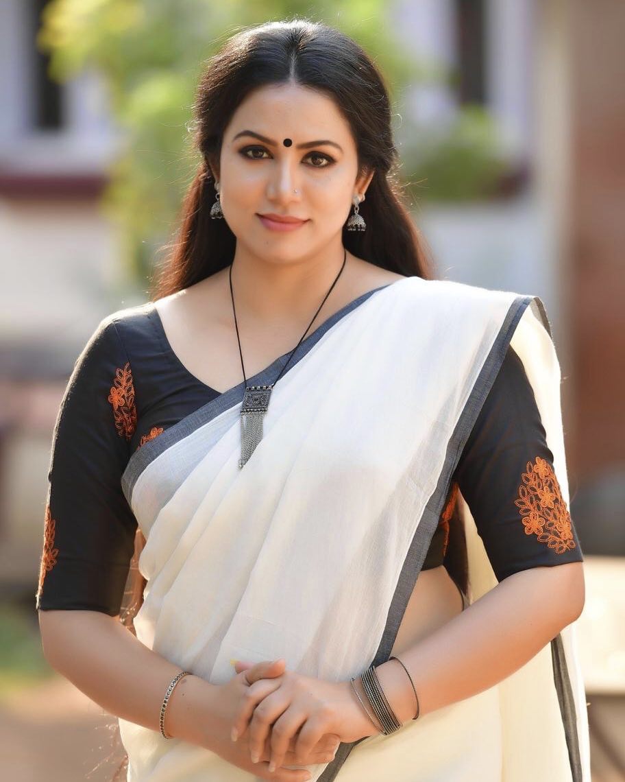 Actress Sheelu Abraham Photo. Sheelu Abraham Pics in saree