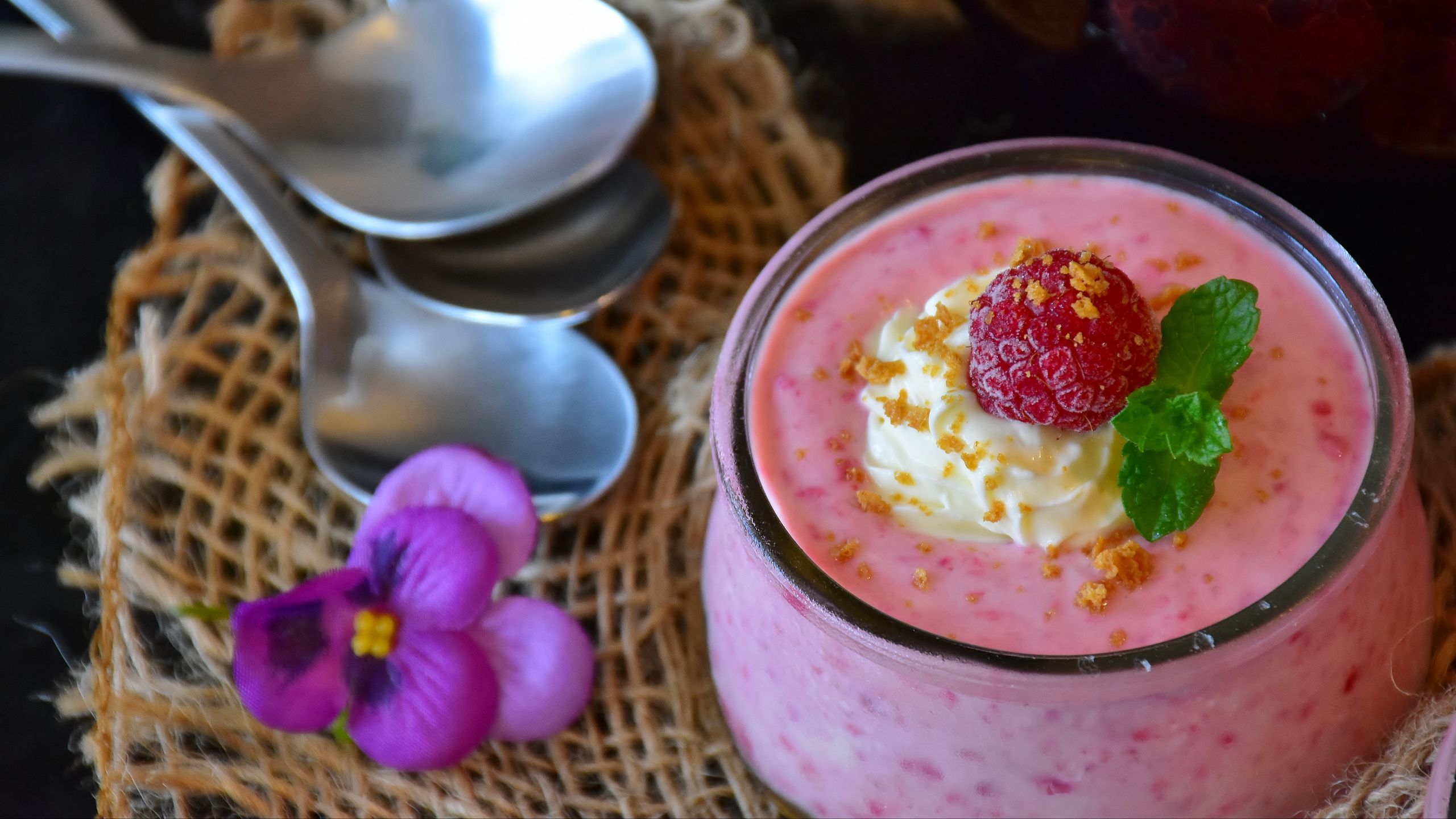 Download wallpaper 2560x1440 raspberry, dessert, cream widescreen 16:9 HD background