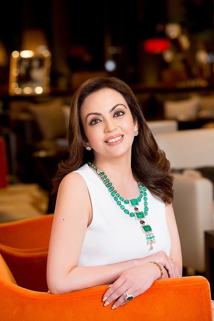 Nita Ambani. Is the necklace Bhagat? He has used red and green together before, but a single color is typical. Nita ambani, Jewelry collection, Indian jewelry
