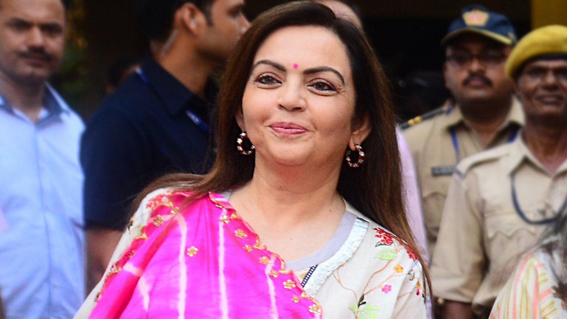 Did you miss the vibrant kurta Nita Ambani wore during the pm9minutes initiative?
