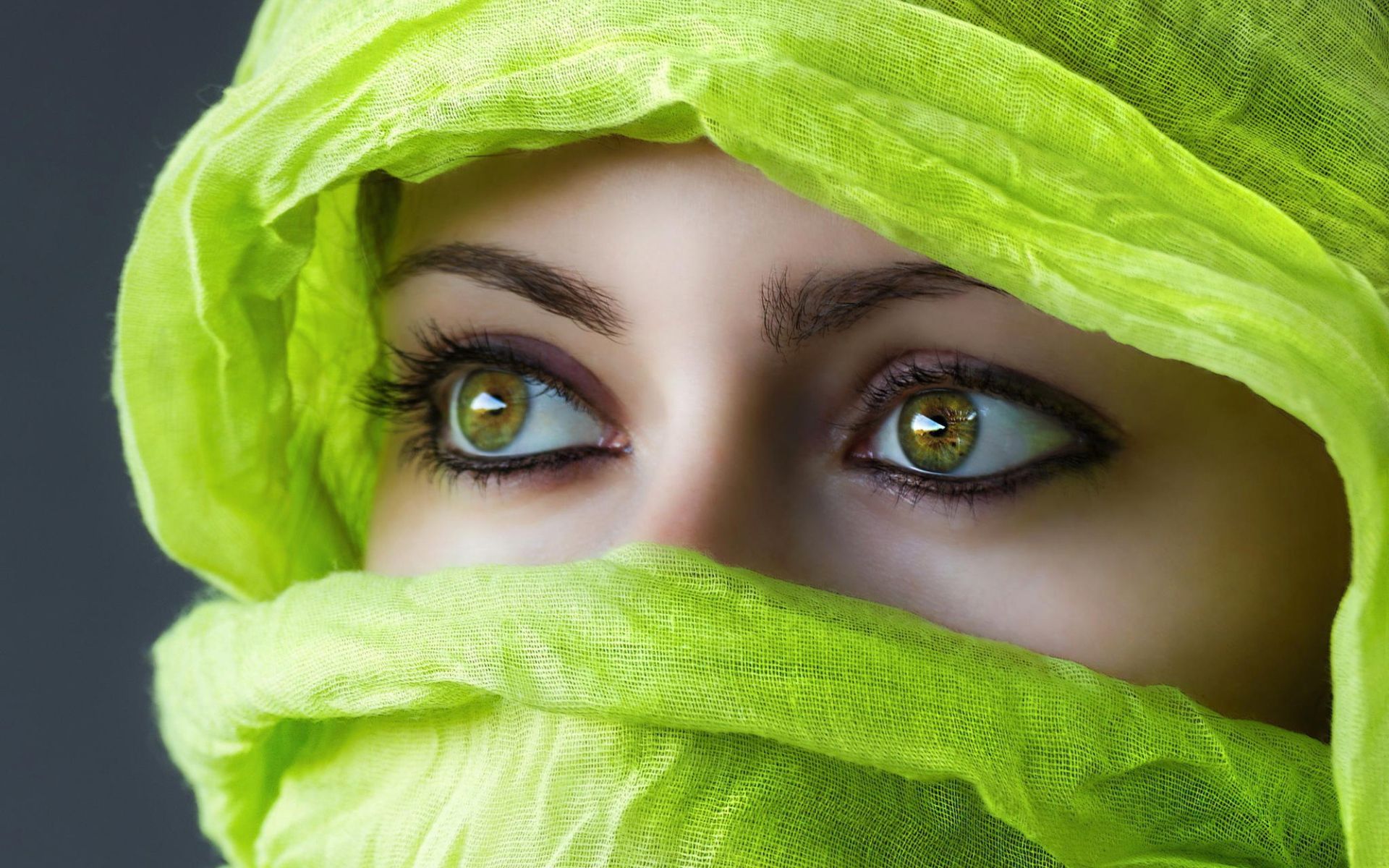 Girl in green burqa Desktop wallpaper 1920x1200