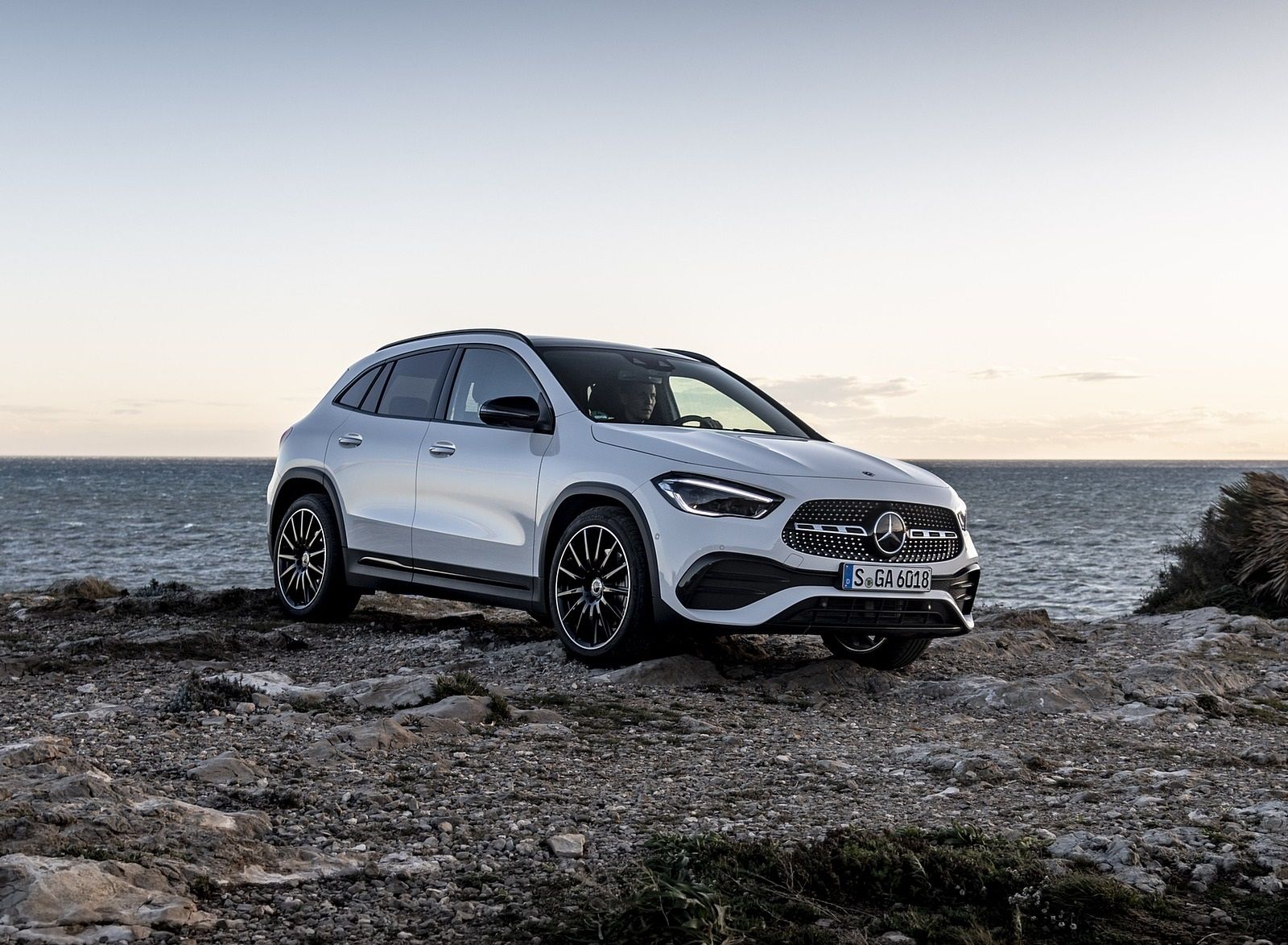 Mercedes Benz GLA 250 (Color: Digital White) Front Three Quarter Wallpaper
