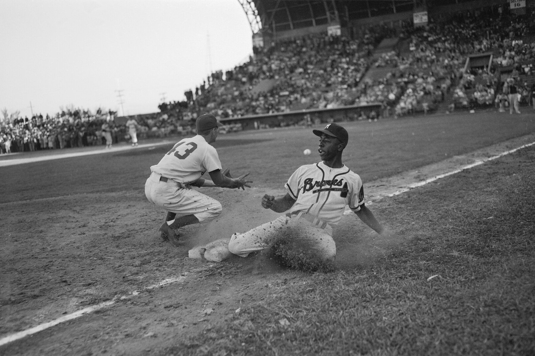 Hank Aaron Photo: A Quiet Life of Loud Home Runs