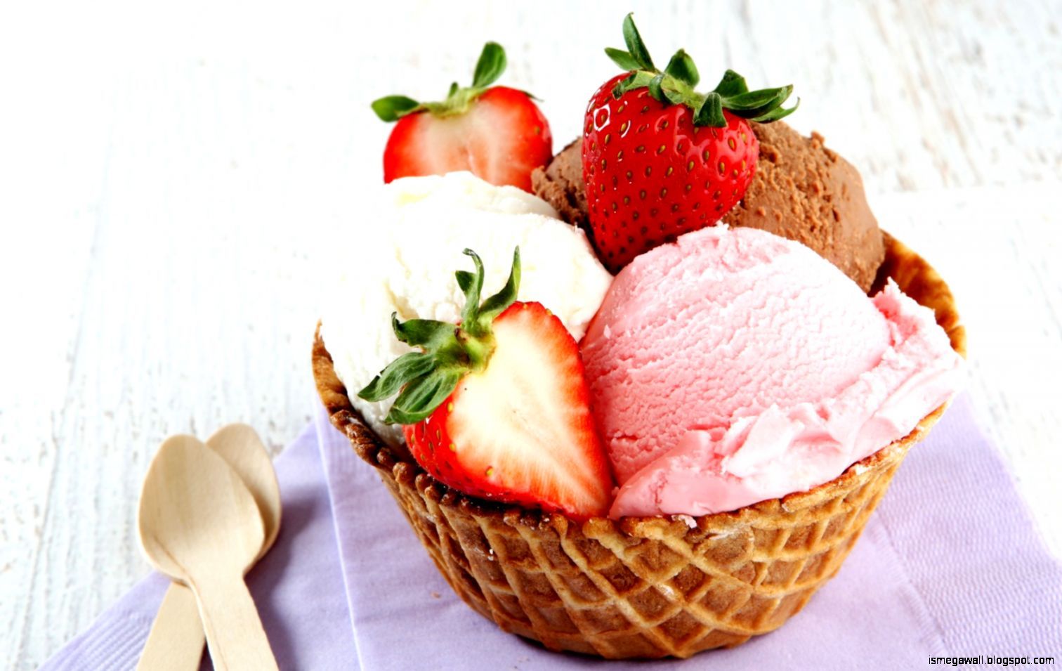 Vanilla Chocolate Berry Ice Cream