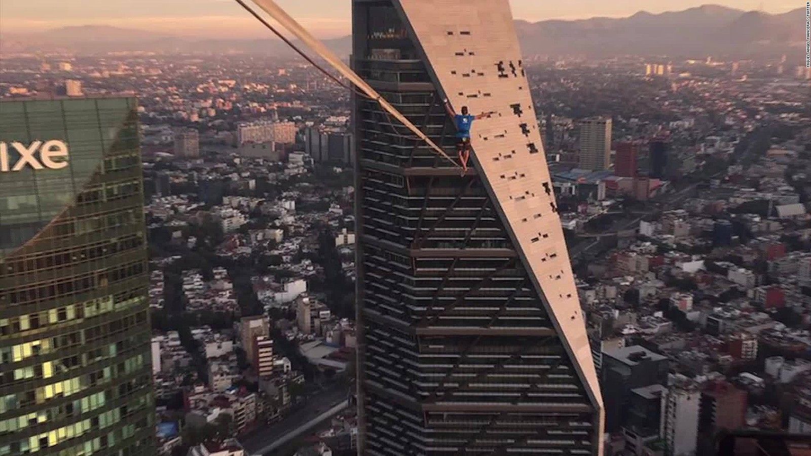 Equilibrista atraviesa el cielo de la Ciudad de México