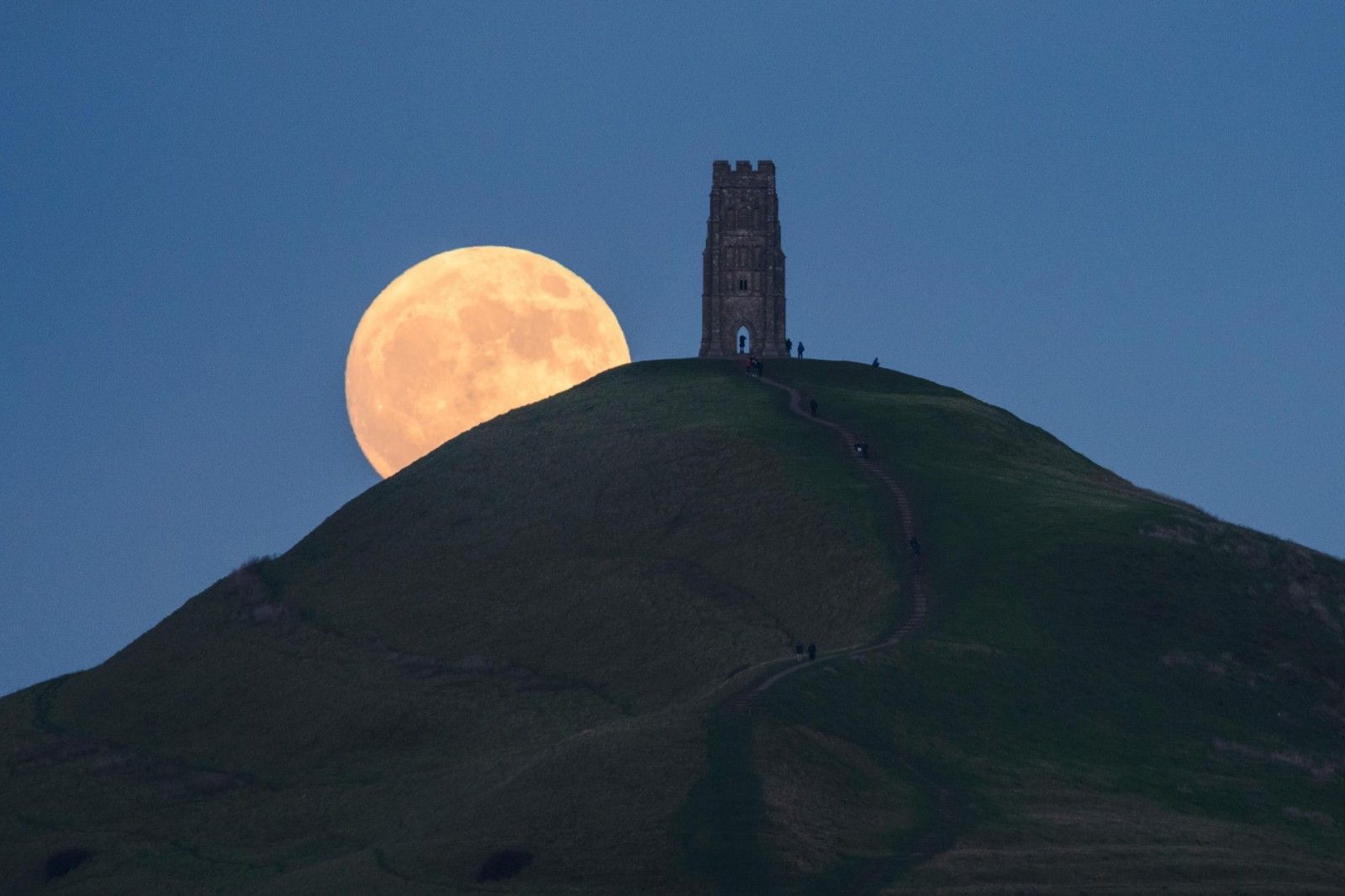 Wallpaper, nature, landscape, moonlight, Super Blood Moon, night, tower, ruin, hill, glastonbury, England, clear sky, people 1920x1280