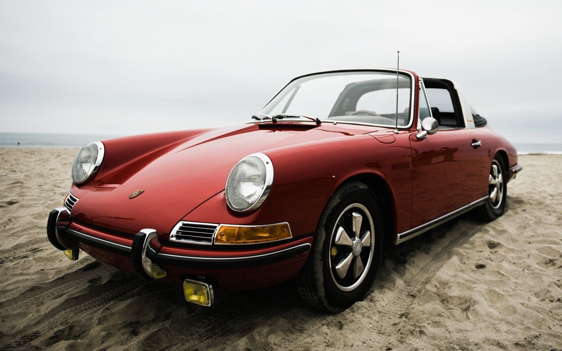 Old Porsche on the beach Desktop wallpaper 1680x1050