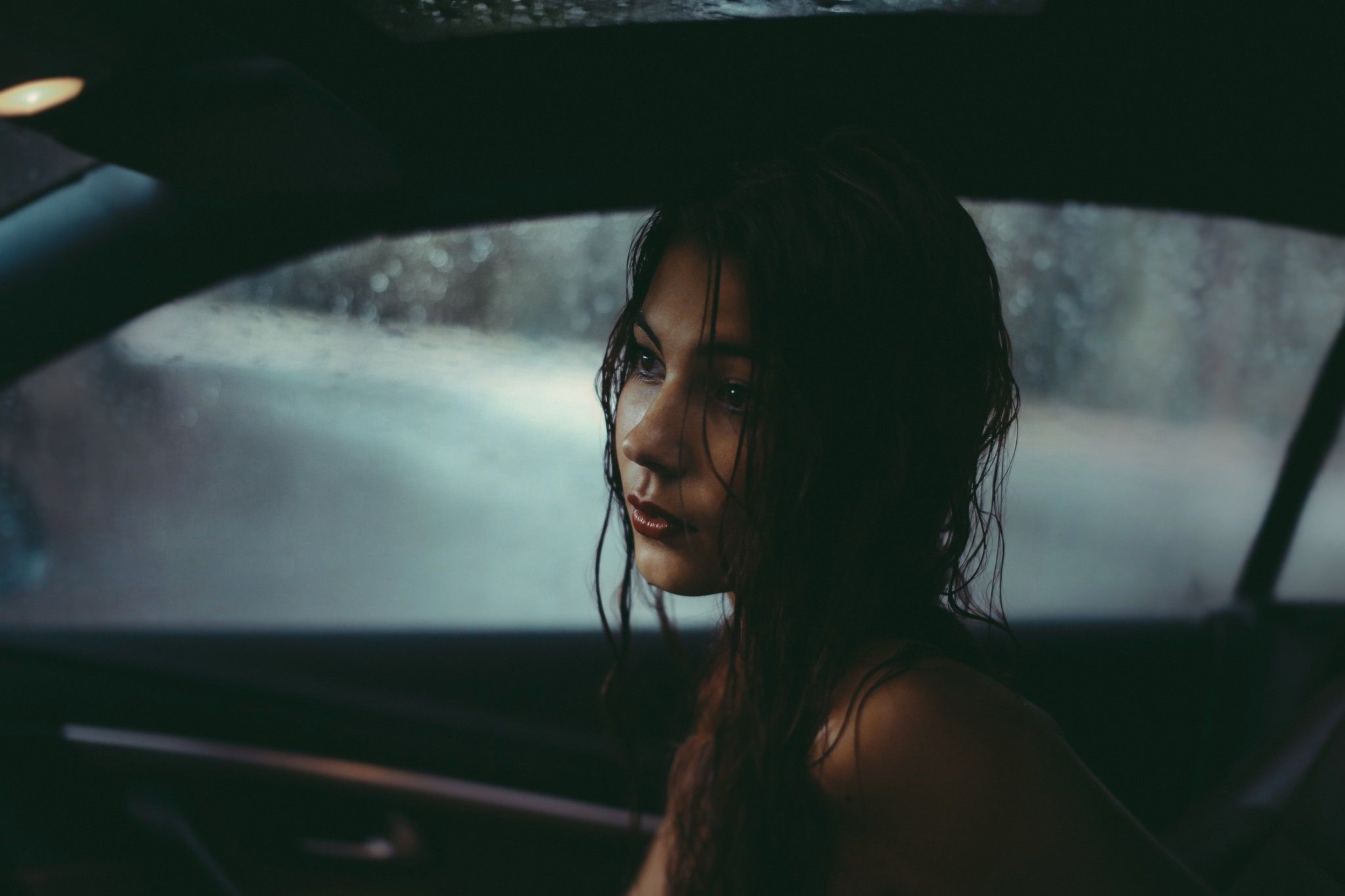 Wallpaper, women, looking away, brunette, rain, lipstick, wet hair, driving, darkness, screenshot 2048x1365