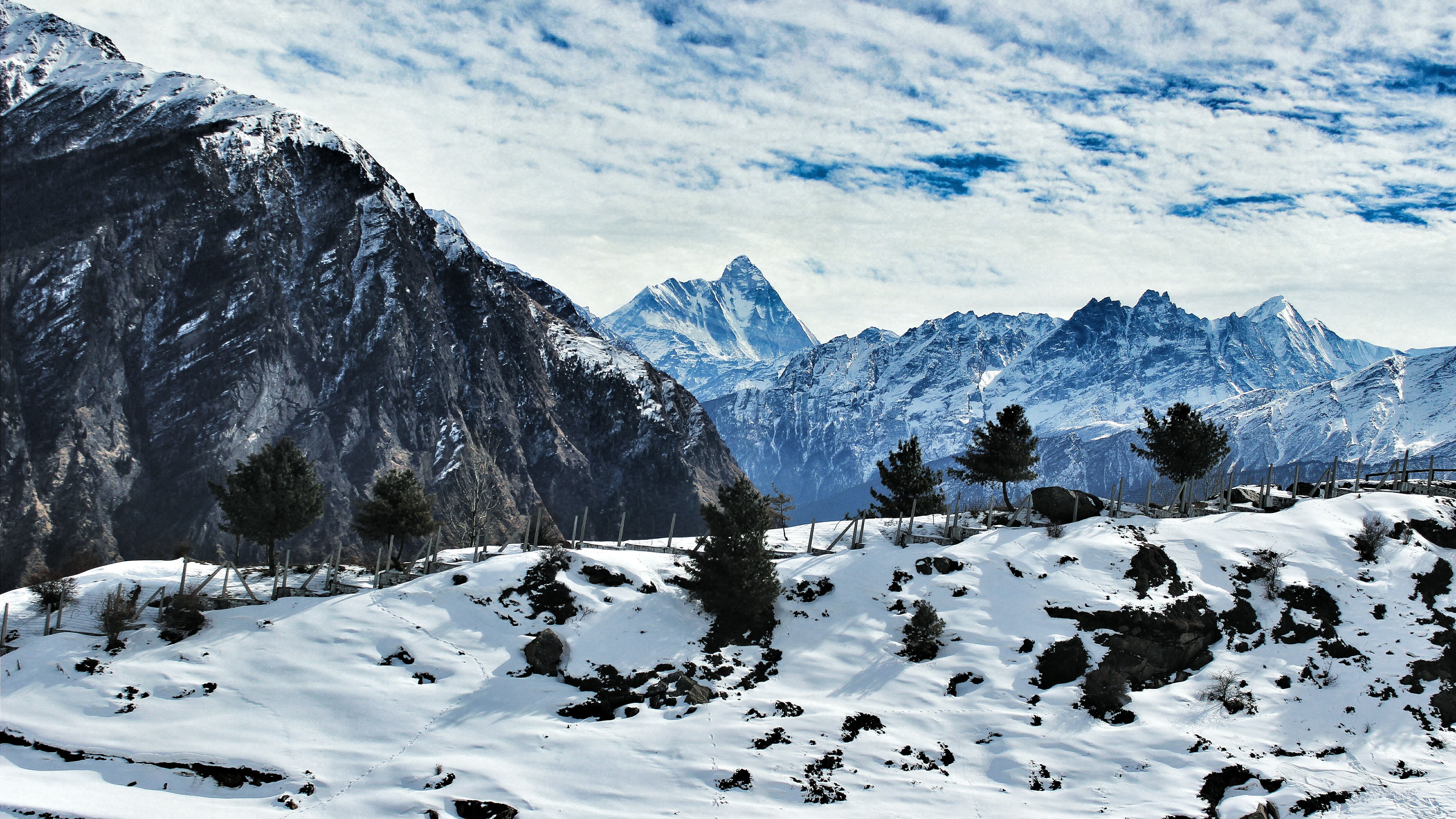 A fence across a snowy mountain at Auli, India (Photo credit to Amit Shaw) [5184 x 2917]