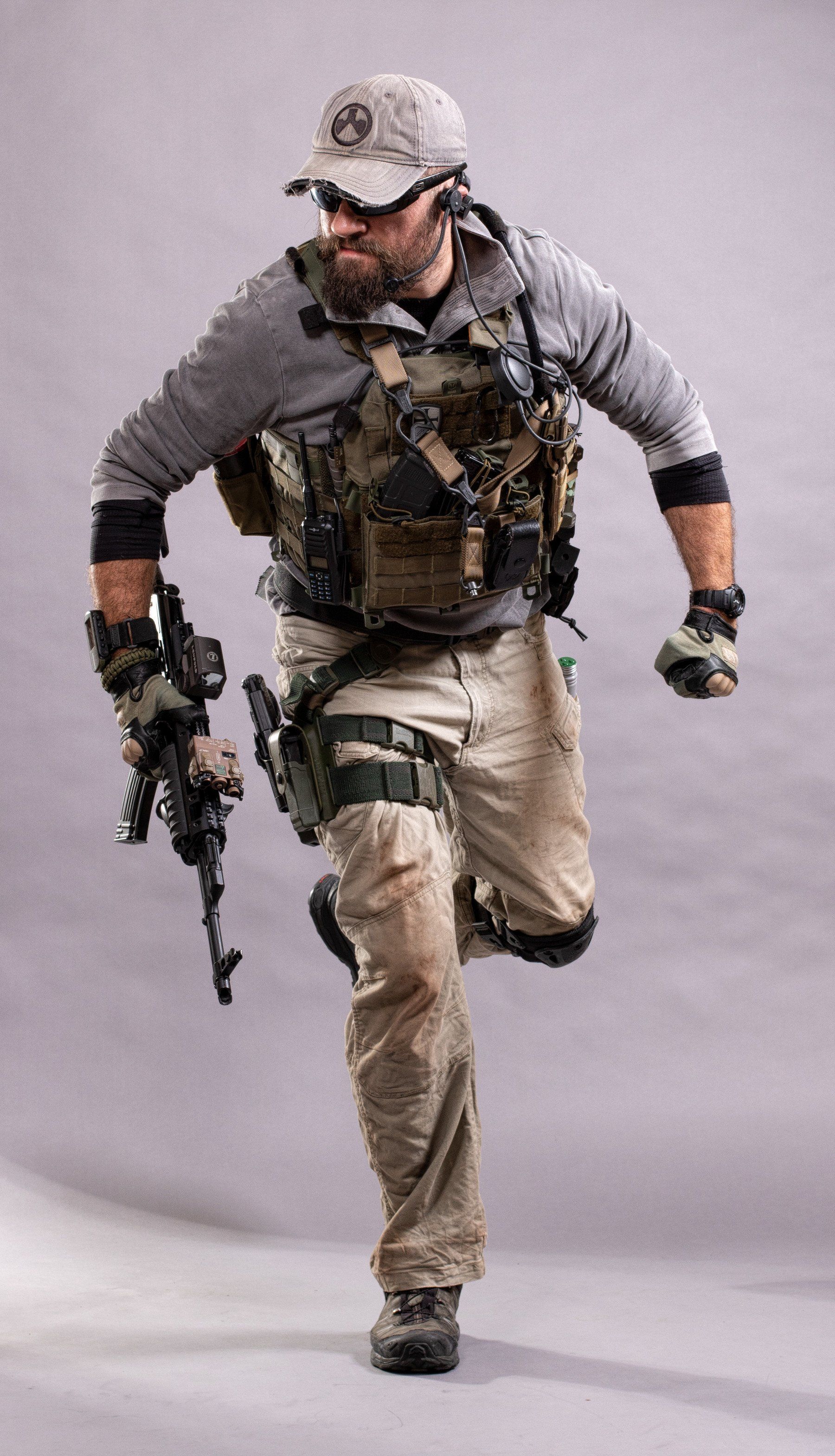 POSE REFERENCE PACK WARRIOR / MERCENARY. Resources. Military gear tactical, Guns pose, Military picture