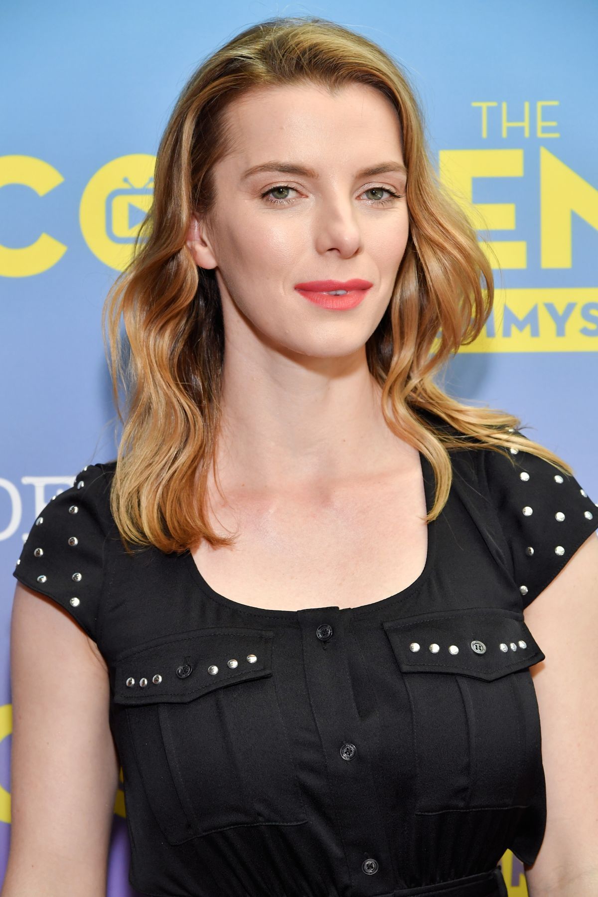 Betty Gilpin Wallpaper for Laptop