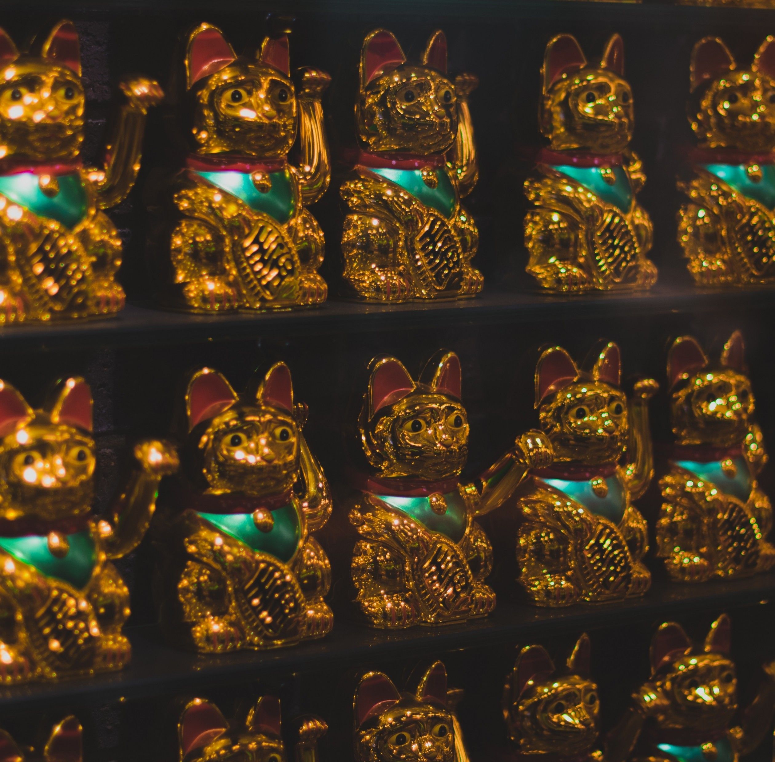 Download 2520x2480 Maneki Neko, Cat Statuette Wallpaper