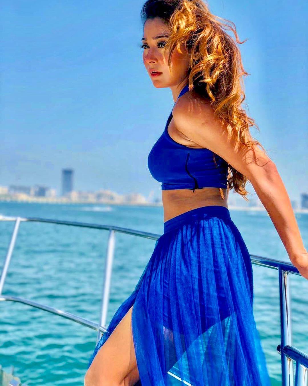 Sara Khan Hot Wallpaper for Android