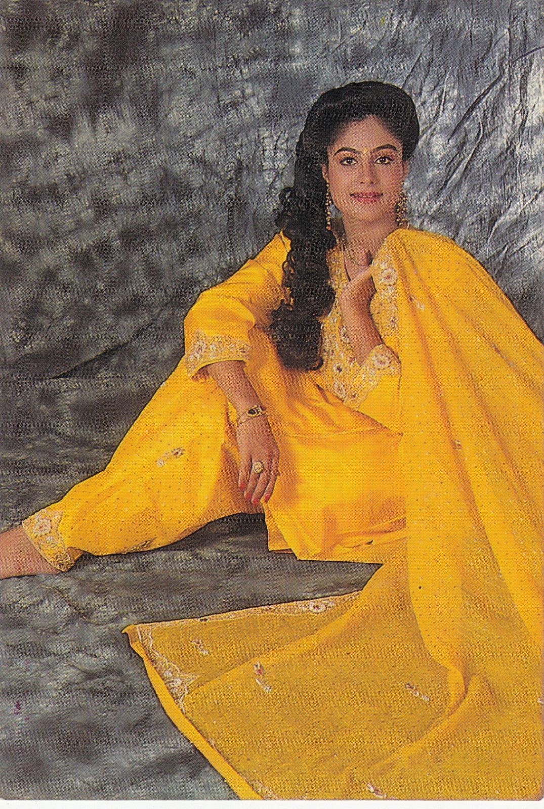 Ayesha Zulka ideas. ayesha jhulka, beautiful bollywood actress, 90s actresses