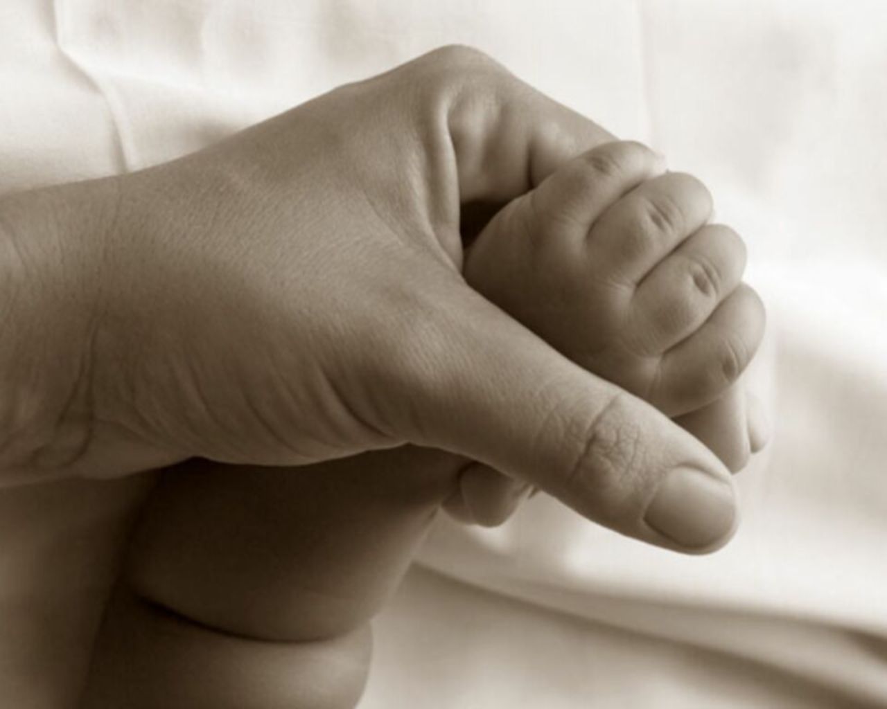 feet hands mother children 1280x1024 wallpaper