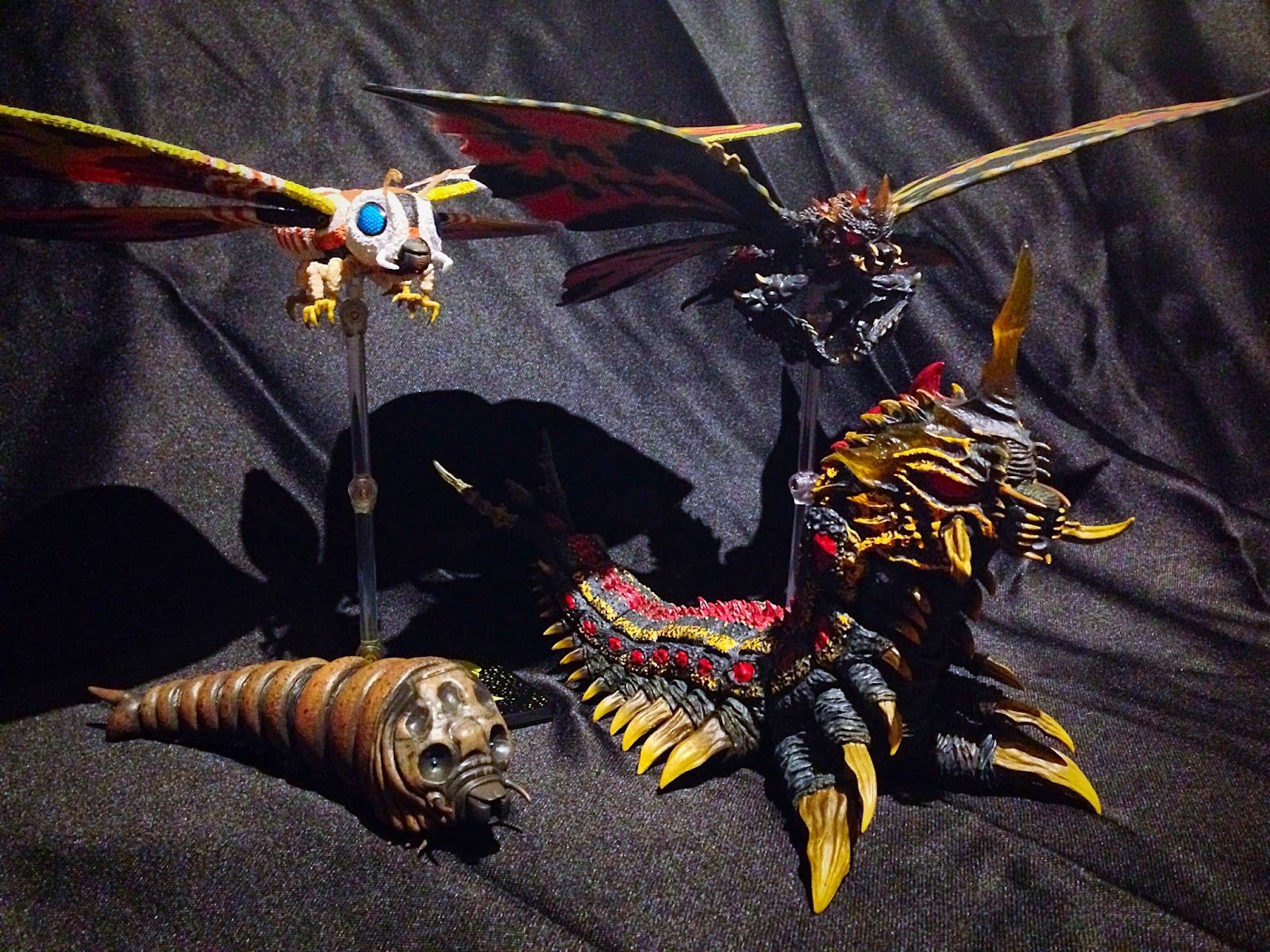 The Kaiju Planet: Figure Review: S.H. MonsterArts Mothra & Battra Larva Set