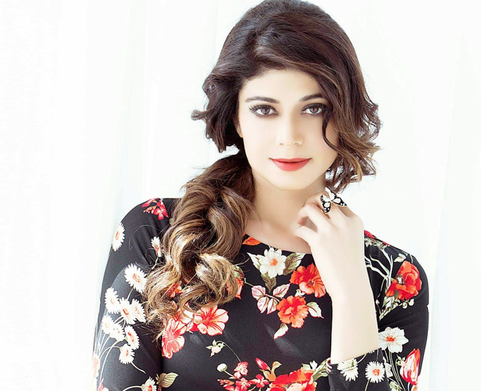 all 4u stars wallpaper: Beautiful Pooja Batra HD Wallpaper