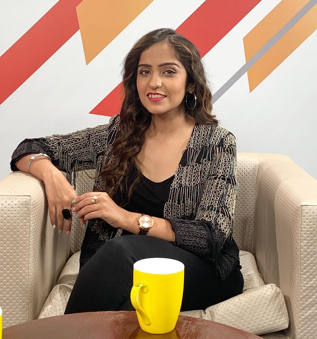 Asees Kaur HD Photo & Wallpaper Free Download