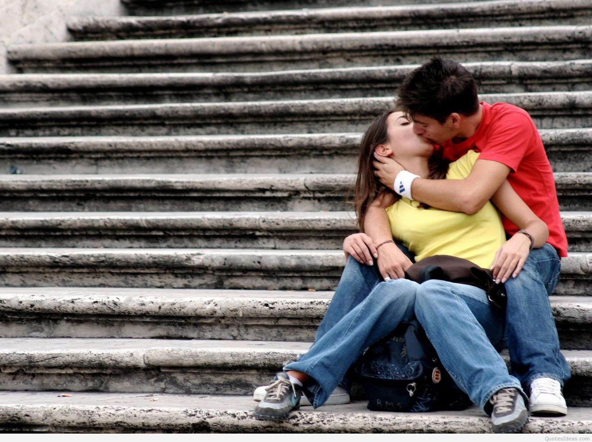 Love Kiss Wallpaper Photo Download