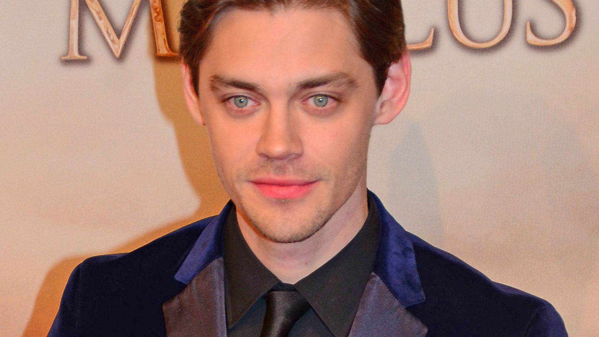 Tom Payne Wallpaper Image Photo Picture Background