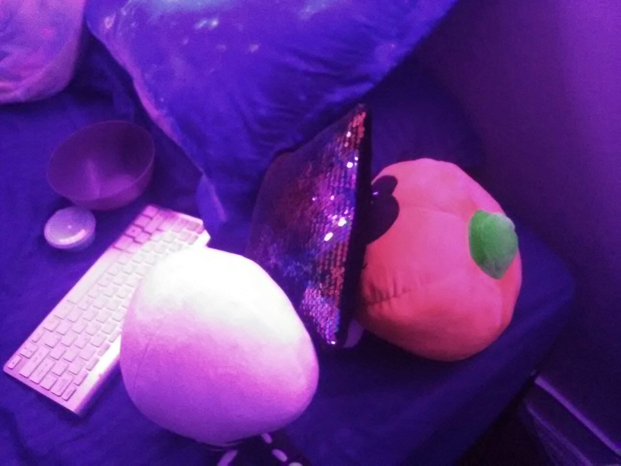 I swear I couldn't make this up even if I wanted to, my skid plushie is suffocating my pump plushie with a dollar store sequent pillow. Sr. Pelo! Amino
