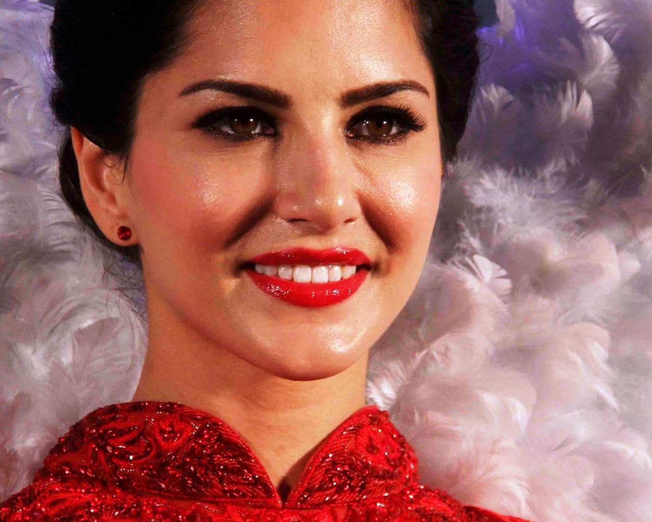 Desktop Wallpaper Beautiful Sunny Leone In Red Lips, HD Image, Picture, Background, Mjzx2p