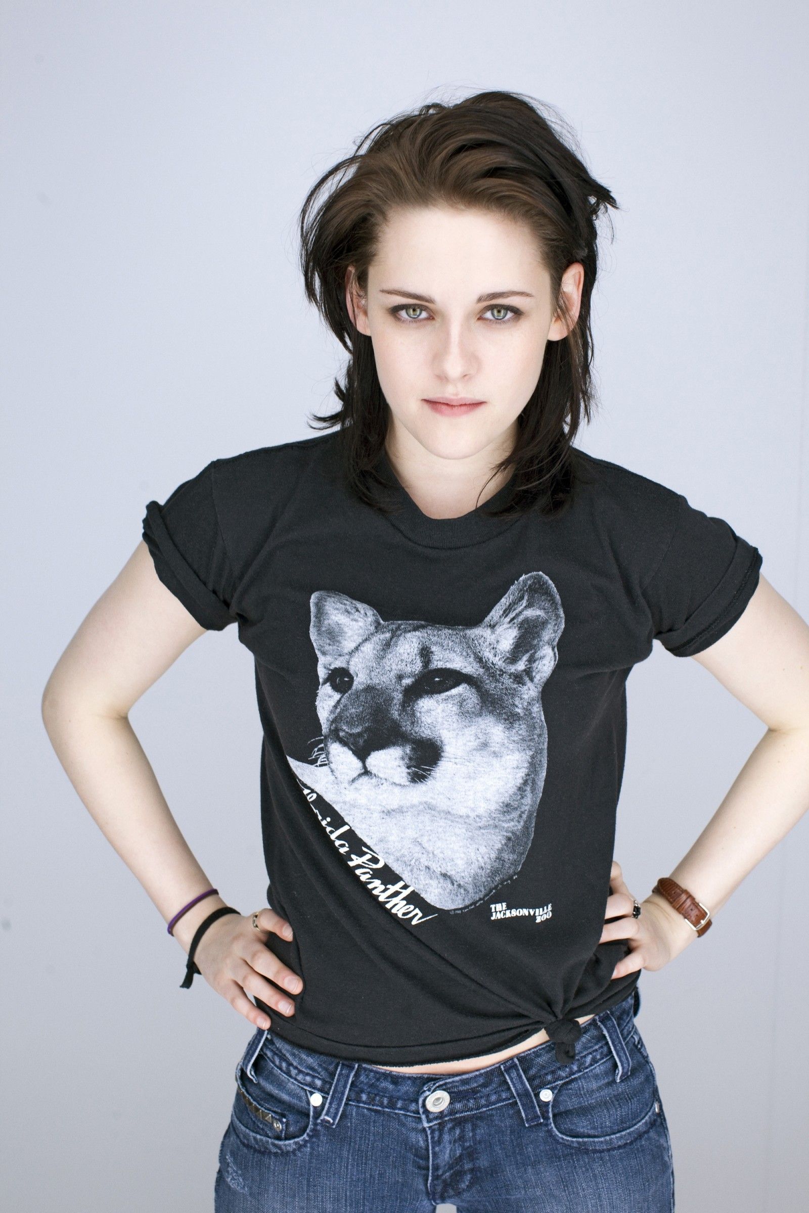 Wallpaper, Kristen Stewart, green eyes, actress, simple background, T shirt, brunette, women 2000x3000