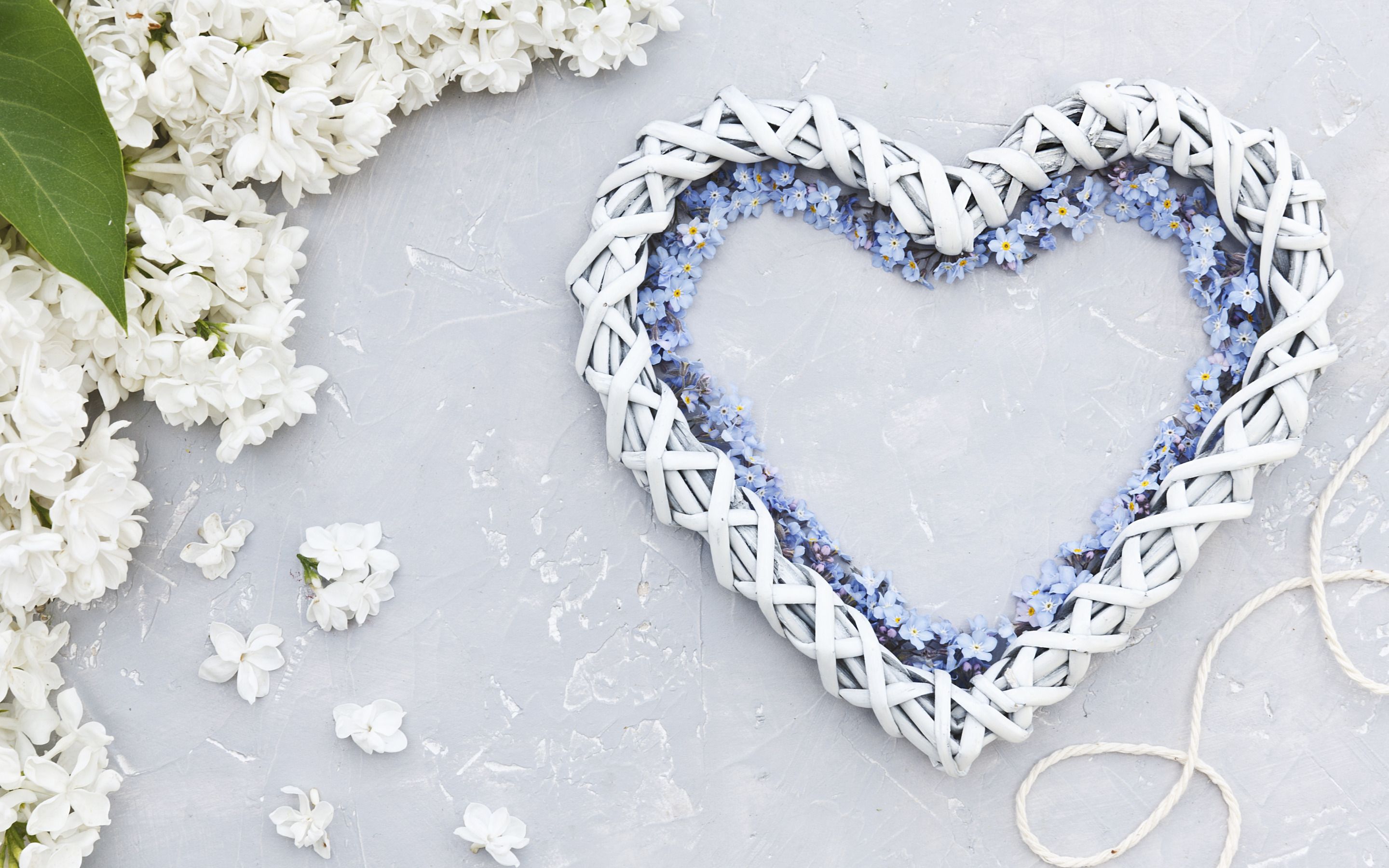 Download wallpaper creative heart, Valentines Day, wicker heart, spring bloom, white spring flowers, March background, heart for desktop with resolution 2880x1800. High Quality HD picture wallpaper