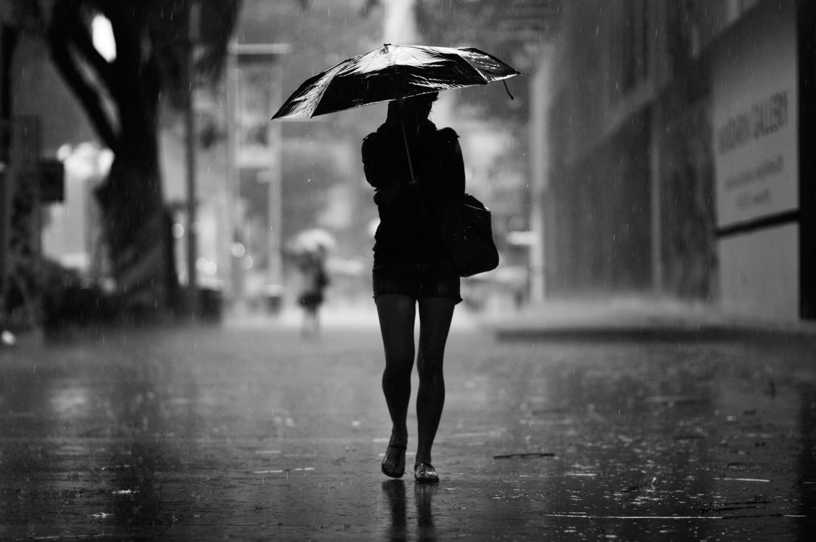 Силуэт девушки под дождем