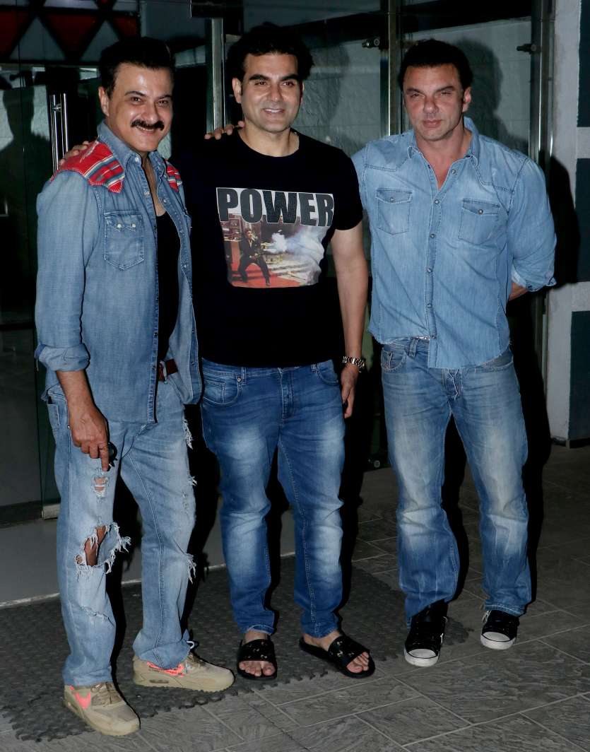 Arbaaz Khan, Sohail Khan hang out with Sanjay Kapoor at his house. See picture