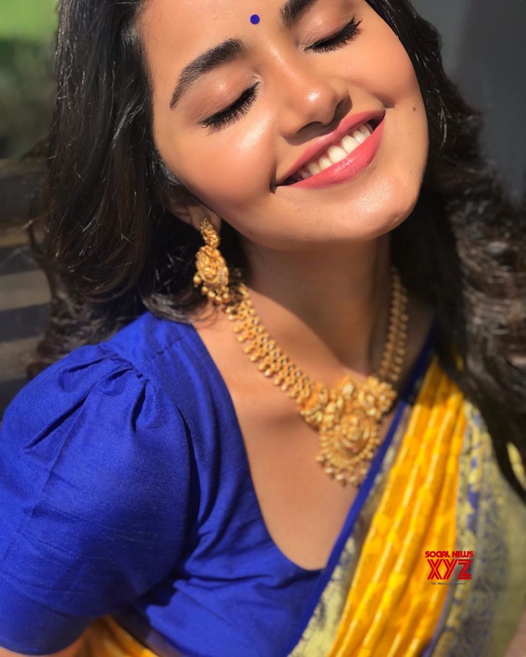 Actress Anupama Parameswaran Stunning Traditional Saree Stills News XYZ