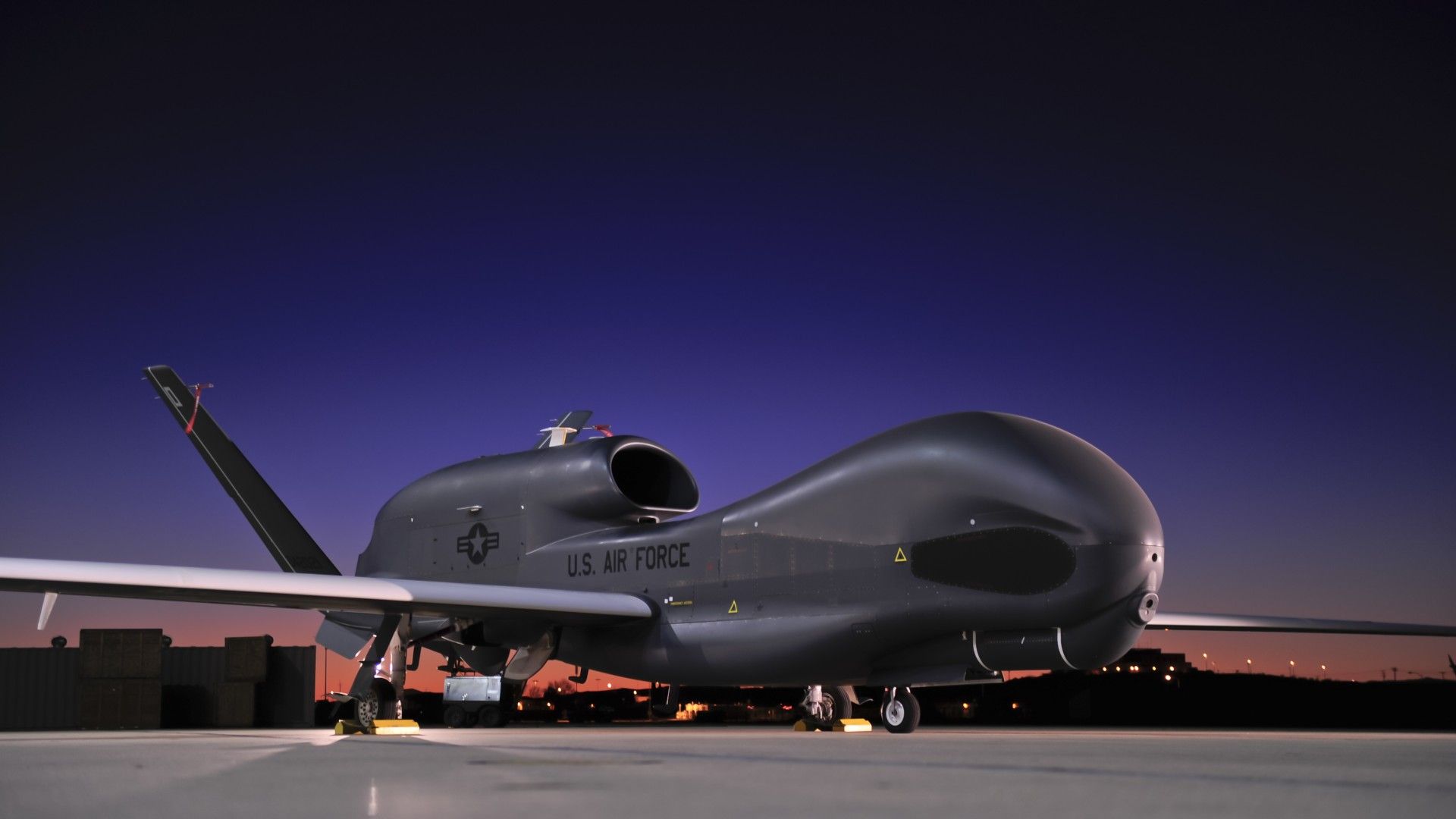 Northrop grumman rq 4b global hawk фото