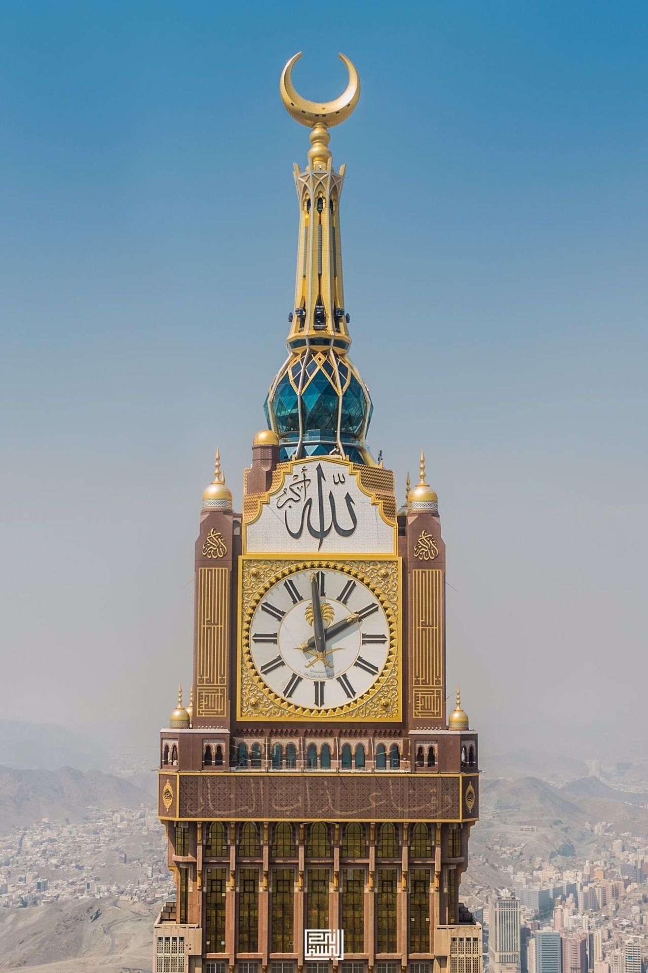 Башня в мекке. Башня Абрадж Аль-Бейт. Часовая башня комплекса Абрадж Аль-Бейт. Королевская часовая башня в Мекке. Абрадж Аль-Бейт 2021.