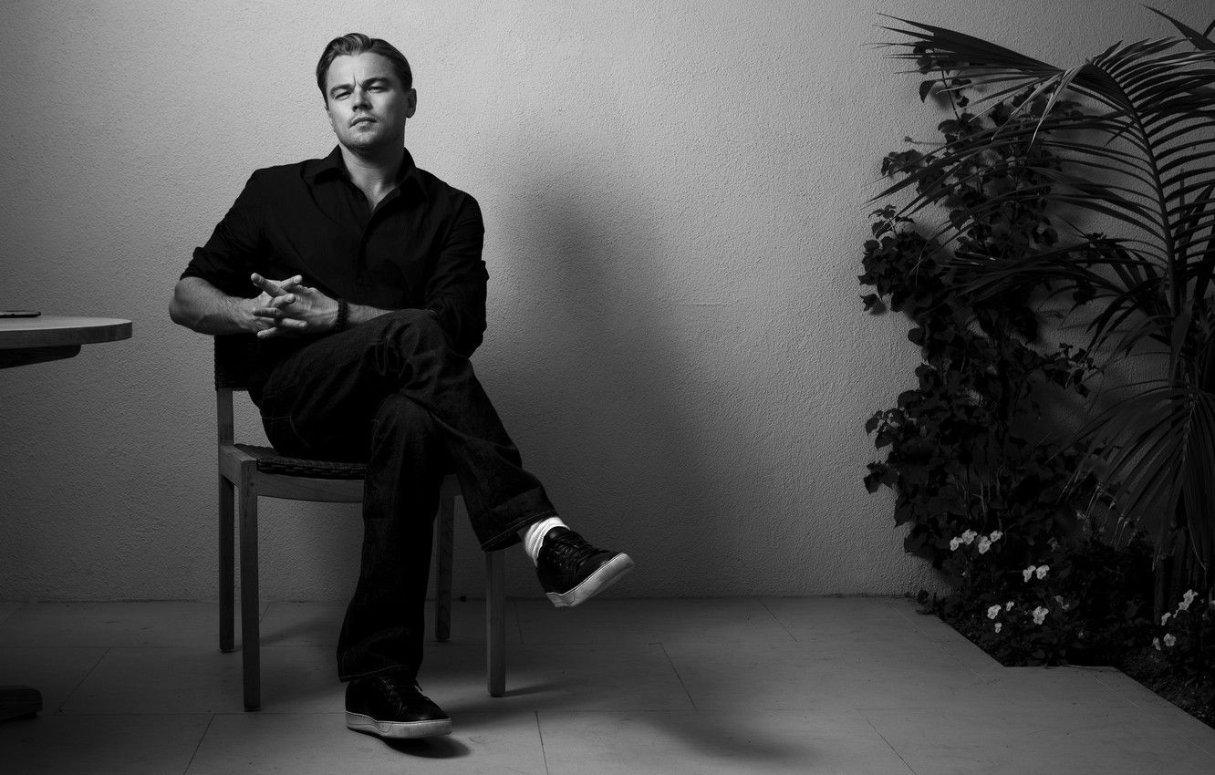 Wallpaper actor, sitting, Leonardo DiCaprio, Leonardo DiCaprio, black and white photo image for desktop, section мужчины